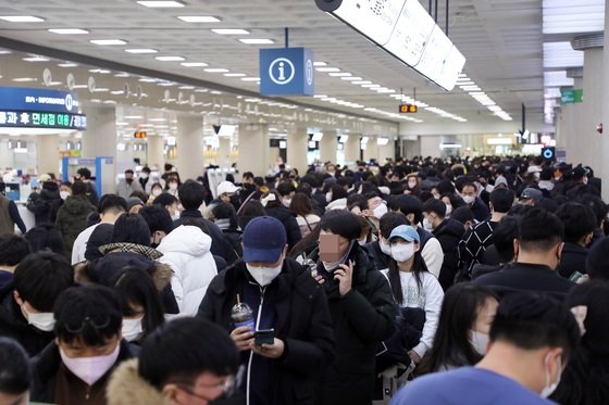 24일 오전 제주국제공항이 체류객들로 북적이고 있다. 이날 제주에는 많은 눈과 강풍으로 제주공항을 오갈 예정이던 476편이 결항됐다.이번 결항으로 설연휴 제주를 찾았던 귀경객 등 4만3000여명의 발길이 묶인것으로 추정된다.2023.1.24 뉴스1