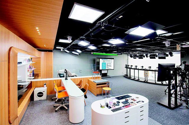실감형 콘텐츠 제작 시스템(VX·Virtual eXperience)이 구축된 서울사이버대의 아트 테크 스튜디오(ART TECH STUDIO) 전경.
