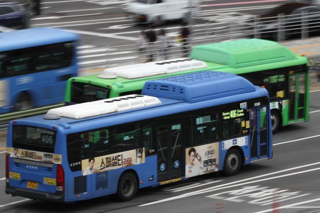 서울 도심에서 운행 중인 시내버스 모습. 뉴스1