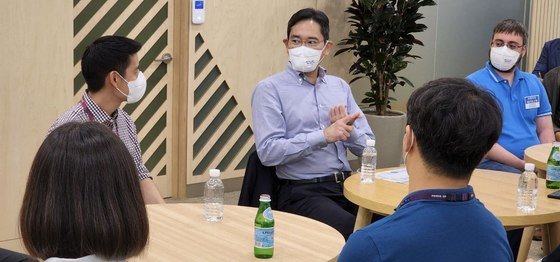 이재용 삼성전자 회장이 경기도 화성캠퍼스에서 임직원들과 간담회를 하고 있다. 삼성전자 제공 2022.8.19 뉴스1