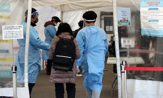 서울 중구 서울역광장 임시선별검사소를 찾은 시민들이 PCR 검사를 받기 위해 대기하고 있다. 뉴스1