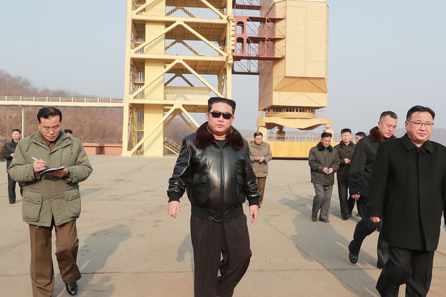 김정은 북한 노동당 총비서(가운데)가 작년 3월 서해위성발사장을 현지지도하고 있다. (평양 노동신문=뉴스1)