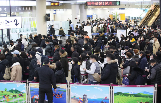 제주국제공항 항공편 운항이 재개된 25일 오전 제주공항 국내선 탑승장이 귀경객과 관광객으로 붐비고 있다. 2023.1.25/뉴스1