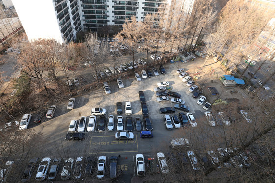 3일 오후 서울 시내의 아파트 주차장에 차들이 주차되어 있다.2018.1.3/뉴스1