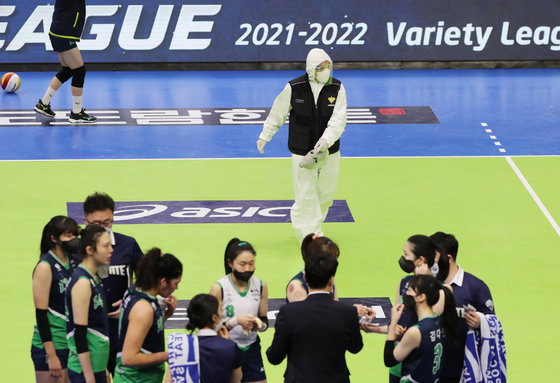22일 오후 경기도 수원시 장안구 수원실내체육관에서 열린 프로배구 ‘2021-22시즌 도드람 V리그’ 여자부 현대건설과 IBK기업은행의 경기에서 관계자들이 방역을 하고 있다. 2022.2.22 뉴스1