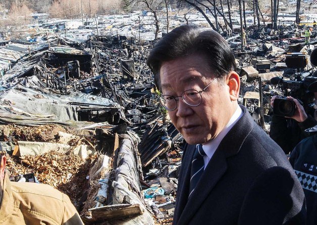 이재명 더불어민주당 대표가 20일 오후 화재가 발생한 서울 강남구 구룡마을 방문해 화재 현장을 둘러보고 있다. (공동취재) 2023.1.20/뉴스1 ⓒ News1