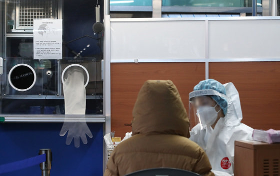 25일 오전 서울 동대문구 보건소 선별진료소를 찾은 시민이 PCR 검사를 받고 있다.  2023.1.25/뉴스1