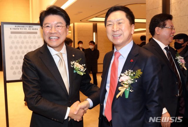 국민의힘 김기현 의원(오른쪽)과 장제원 의원이 지난해 12월 26일 부산 롯데호텔에서 열린 부산혁신포럼 2기 출범식에 참석해 악수하며 인사하고 있다. 부산=뉴시스