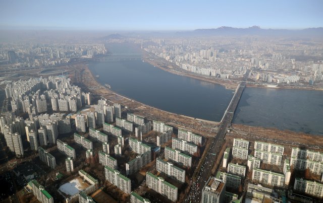 12일 오전 서울 송파구 롯데월드타워 서울스카이 전망대에서 아파트 단지가 내려다보이고 있다. 2023.01.12. 뉴시스