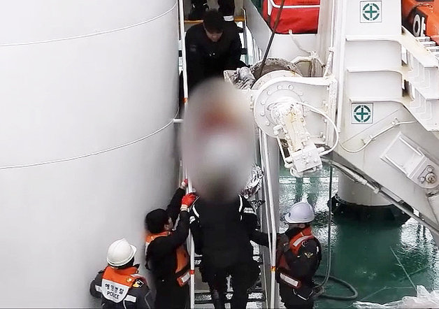 25일 제주 서귀포 남동쪽 약 148㎞ 공해상에서 침몰한 홍콩선적 화물선 A호(6551톤·원목운반선) 승선원 1명이 해경에 구조되고 있다. 사고 당시 A호에는 승선원 총 22명(중국인 14·미얀마 8)이 탑승해 있었고, 이날 오후 5시 기준 현재 이 중 14명이 구조됐다. 나머지 8명은 실종 상태다.(제주지방해양경찰청 제공)