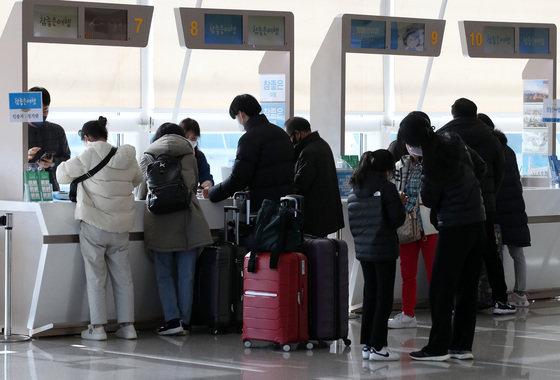 지난 18일 오후 인천국제공항 제1터미널 출국장 여행사 카운터에서 여행객들이 출국 전 안내를 받고 있다. 2023.1.18/뉴스1