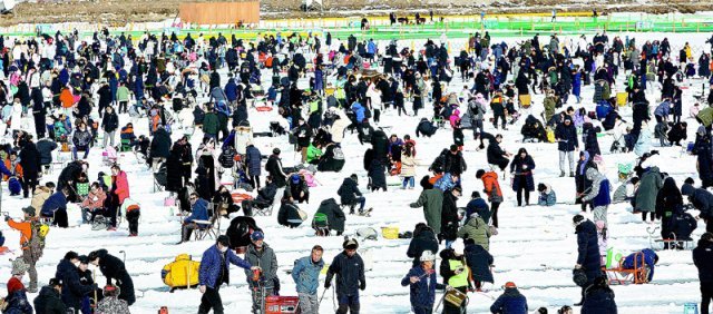 강원 인제군 남면 빙어호 일원에서 열리고 있는 빙어축제에 연일 많은 관광객들이 찾아와 겨울 추억을 쌓고 있다. 사진은 설 연휴였던 23일 축제장 풍경. 인제군 제공