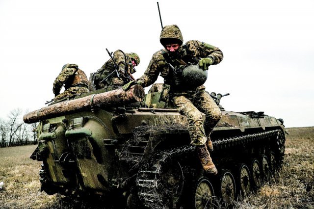 훈련중인 우크라 군인들 우크라이나 군인들이 24일(현지 시간) 우크라이나 남부 자포리자 지역에서 전투 훈련을 하고 
있다. 그동안 주력 전차 지원에 소극적이었던 독일은 자국이 보유한 현대식 탱크 레오파르트2를 우크라이나에 지원하기로 했다. 
자포리자=AP 뉴시스