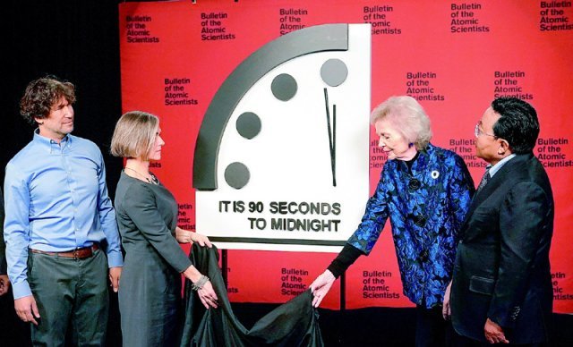 미국 핵과학자회(BAS) 소속 과학자들이 24일(현지 시간) 미국 워싱턴에서 기자회견을 열고 인류 파멸을 경고하는 ‘지구 종말 시계’가 3년 전 100초보다 10초 앞당겨졌다고 밝혔다. BAS 웹사이트 캡처