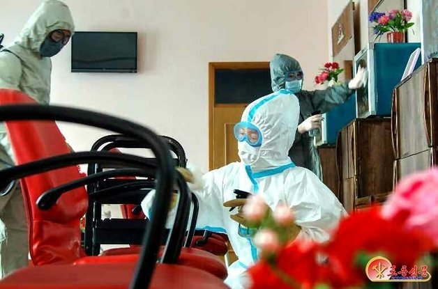 소독 작업 중인 북한 만경대구역 은덕원. (평양 노동신문=뉴스1)