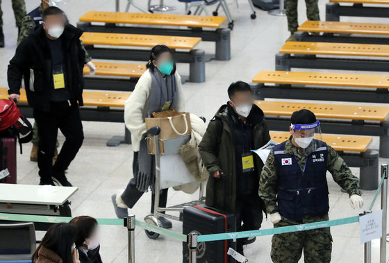 인천국제공항 제1여객터미널 코로나19 검사센터에서 중국발 입국자들이 검사를 위해 이동하고 있다. 뉴스1