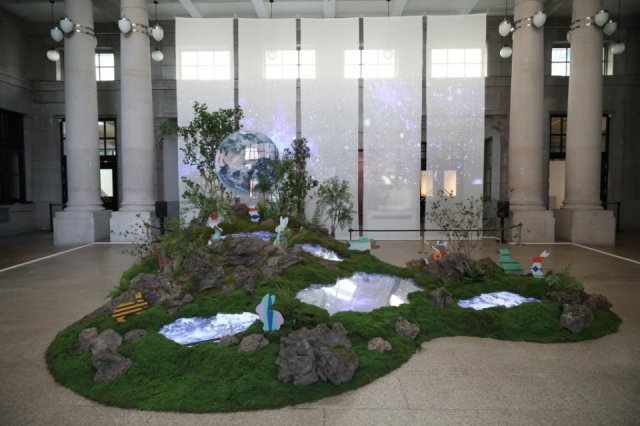 서울 중구 문화역서울284 중앙홀에서 볼 수 있는 설치 작품 ‘달 41%’. 지구에서는 보이지 않는 달의 반대쪽 표면 41%를 상상해보았다는 취지에서 제목을 붙였다. 한국공예·디자인문화진흥원 제공