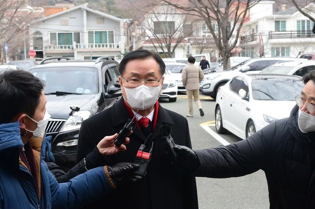 공직선거법 위반 혐의를 받고 있는 홍남표 경남 창원시장이 26일 오전 첫 공판에 참석하기 위해 창원지방법원에 출석하면서 취재진의 질문에 답하고 있다.2023.1.26