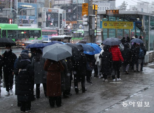 26일 오전 출근길 시민들이 서울 동작구 사당역으로 들어가기위해 줄을 서 있다. 최혁중 기자 sajinman@donga.com