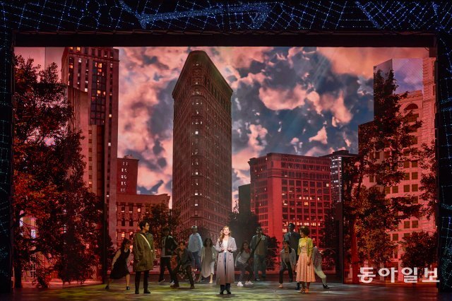 뮤지컬 ‘이프덴’은 무대 위 시시각각 바뀌는 뉴욕의 풍경을 좇아가는 것이 공연 감상의 묘미다. 쇼노트 제공.