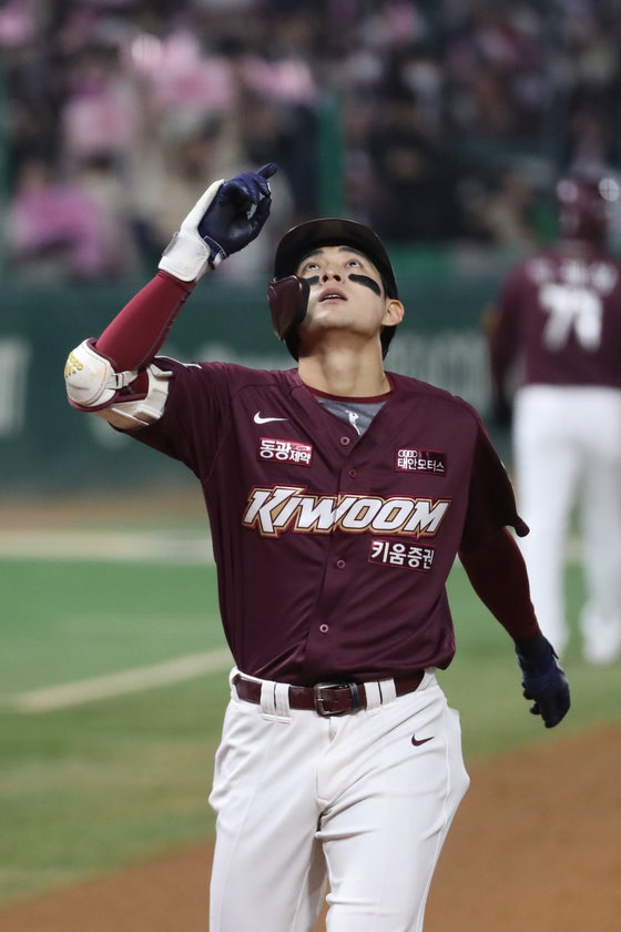 8일 오후 인천시 미추홀구 SSG 랜더스필드에서 열린 프로야구 ‘2022 신한은행 SOL KBO 포스트시즌’ 한국시리즈 6차전 키움 히어로즈와 SSG 랜더스의 경기 6회초 1사 주자없는 상황에서 1점홈런을 친 키움 이정후가 세리머니를 하고 있다. 2022.11.8 뉴스1