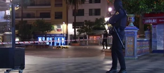 사건현장을 지키고 있는 스페인 경찰. FRANCE 24 English 유튜브 캡처