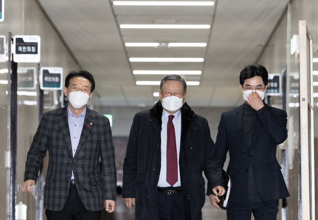 유흥수 국민의힘 선거관리위원장(가운데)과 김석기 부위원장(왼쪽)이 3일 오후 서울 여의도 국회에서 열린 전당대회 선거관리위원회 2차 회의에 참석하고 있다. 2023.1.3/뉴스1