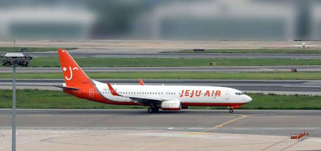 제주항공 항공기가 이륙 준비를 하고 있다. 2022.8.14/뉴스1