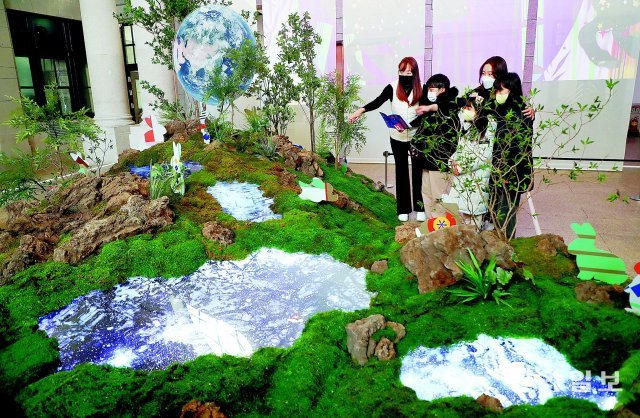 서울 중구 문화역서울284 중앙홀에서 전시 중인 설치작품 ‘달 41%’. 작품 제목은 지구에서는 보이지 않는 달의 반대쪽 표면 41%를 상상했다는 의미를 담았다. 신원건 기자 laputa@donga.com