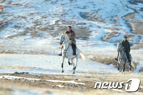 지난 2019년 김정은 북한 노동당 총비서가 백두산에 ‘군마 행군’을 올랐을 때의 모습.(조선중앙TV 갈무리)