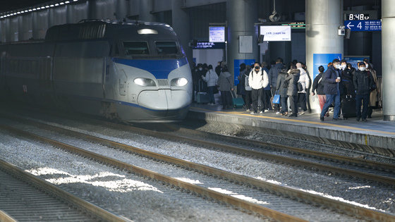 서울 중구 서울역에서 시민들이 열차를 이용하고 있다. 2022.12.2 뉴스1