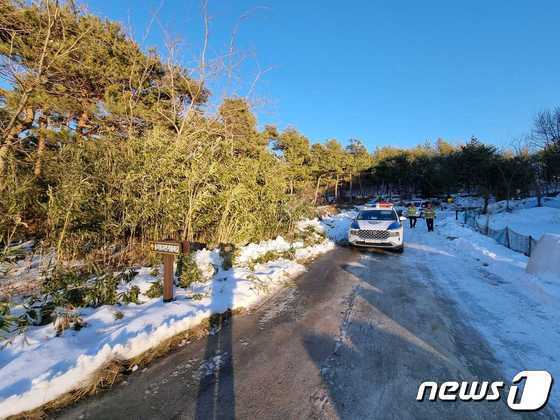 생후 1개월 내외 남아가 발견된 강원 고성군 죽왕면 송지호자전거 둘레길. 강원도소방본부 제공
