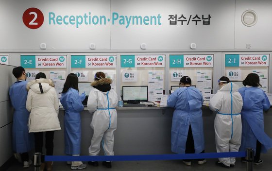 5일 오후 인천국제공항을 통해 입국한 중국인들이 방역복을 입고 PCR 검사 접수를 하고 있다. 2023.1.5/뉴스1 ⓒ News1