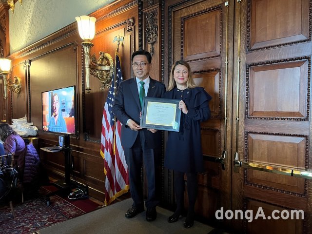 지난해 12월  연방의회 도서관에서 열린 김치의 날 제정 촉구 홍보행사에서 엘렌 박 의원에게 감사패 전달하는 김춘진 사장. 사진=한국농수산식품유통공사 제공