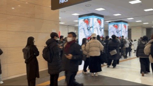 더 현대 서울로 들어 가기 위한 고객들이 입구 앞에서 대기하고 있다. 뉴스1