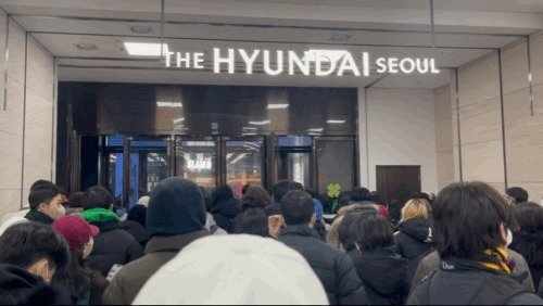 오전 10시30분이 되자 입구 앞에서 대기하던 수백명의 고객들이 더 현대 서울로 들어가고 있다. 뉴스1