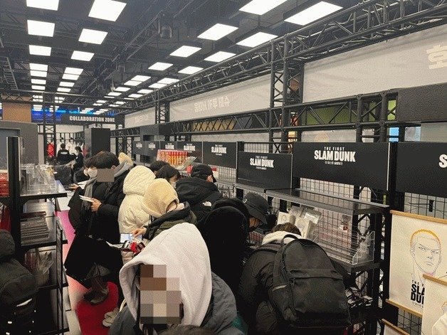 슬램덩크 팝업스토어 매장 안에서 고객들이 제품을 살펴보고 있다. 뉴스1