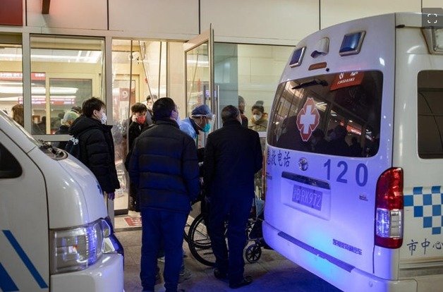 병원으로 실려가고 있는 피해자들 - 웨이보 갈무리