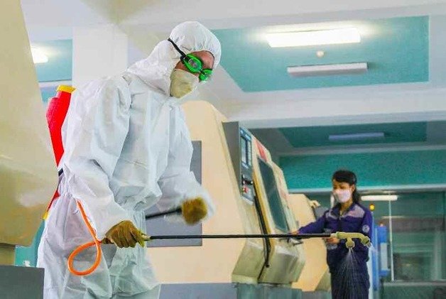 북한 조선노동당 기관지 노동신문은 3일 신종 코로나바이러스 감염증(코로나19)에 대한 철저한 방역을 촉구했다. 사진은 방역 중인 평양전자의료기구공장. (평양 노동신문=뉴스1)