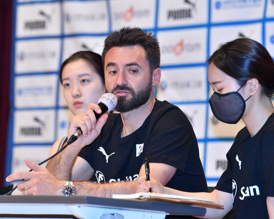 세자르 여자배구 국가대표팀 감독이 25일 오후 진천선수촌에서 열린 미디어데이에서 질문에 답변하고 있다. 대한배구협회 제공
