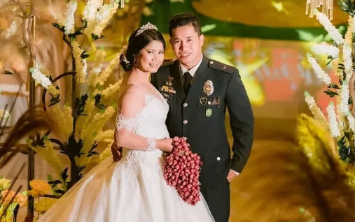 양파 다발을 들고 결혼식을 올린 필리핀의 신부(왼쪽)과 신랑. 페이스북 갈무리
