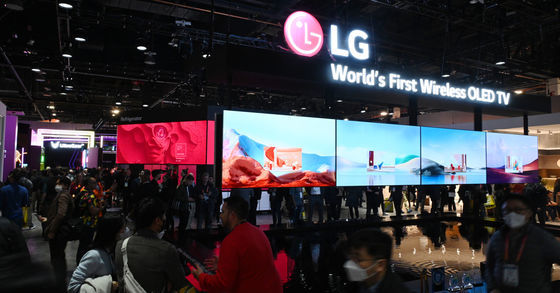 5일(현지시간) 미국 라스베이거스에서 열린 세계 최대 전자·IT 전시회 ‘CES 2023’ LG전자 전시관에서 4K 120Hz 무선 전송 솔루션을 탑재한 ‘LG 시그니처 올레드 M’이 시연되고 있다. LG전자 제공