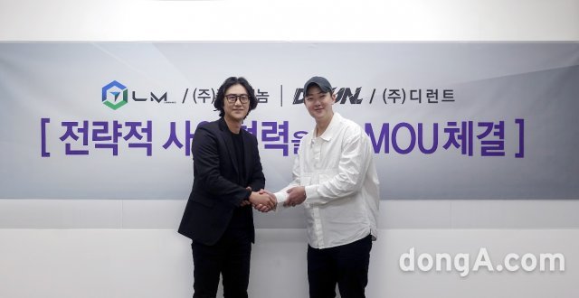 (왼쪽부터) 박성식 플레이놈 CCO와 김도현 디런트 CEO가 업무협약을 맺고 기념사진을 촬영하고 있다.
