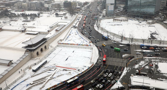 서울 종로구 광화문 인근 도로에서 차량들이 이동하고 있다. 2023.1.26/뉴스1 ⓒ News1