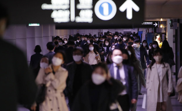 15일 오전 서울 지하철 시청역에서 마스크를 착용한 시민들이 출근길 발걸음을 재촉하고 있다. 2022.2.4/뉴스1 ⓒ News1