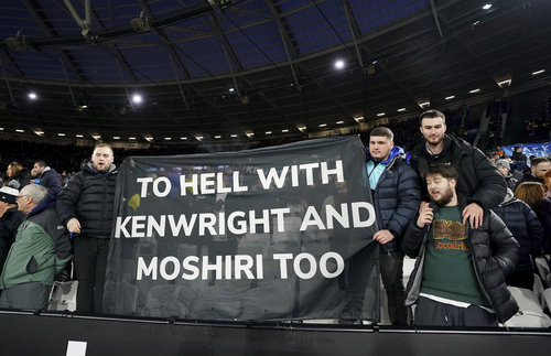 에버턴 팬들이 경기장에서 파하드 모시리  에버턴 구단주와 관계자를  비난하는 문구를 들고 서 있다.   런던=AP 뉴시스