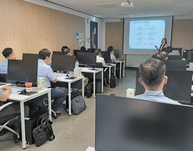 노사발전재단은 퇴직 금융인을 대상으로 ‘중장년 신입 IT 개발자 양성과정’을 운영한다. 노사발전재단 제공