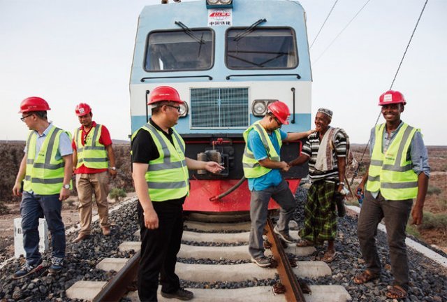 중국 기술자들이 에티오피아에서 일대일로 프로젝트의 일환으로 철도를 건설하고 있다. [VCG]