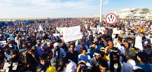 파키스탄 과다르항에 모인 주민들이 중국-파키스탄 경제회랑 건설을 반대하는 시위를 벌이고 있다. [ARAB NEWS]