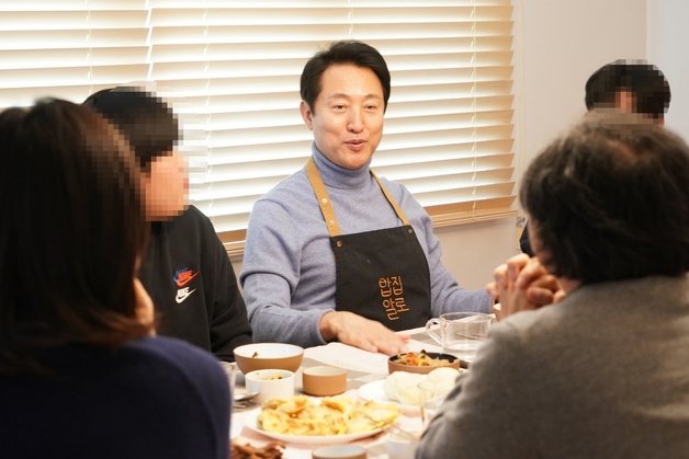 오세훈 서울시장은 지난 21일 서울 은평구 자립준비청년 대안시설인 ‘밥집알로’를 찾아 자립준비청년들과 같이 떡국을 함께하며 청년들의 고민을 들었다(서울시 제공).